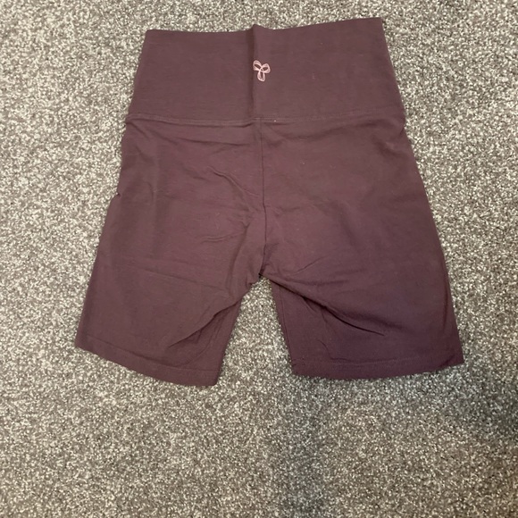 Aritzia bike shorts - Picture 2 of 3